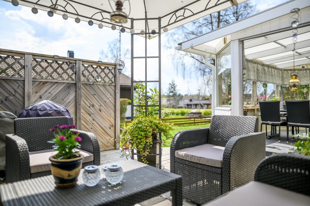 6. Nybyggd veranda runt 2 planshus Sodra Angby